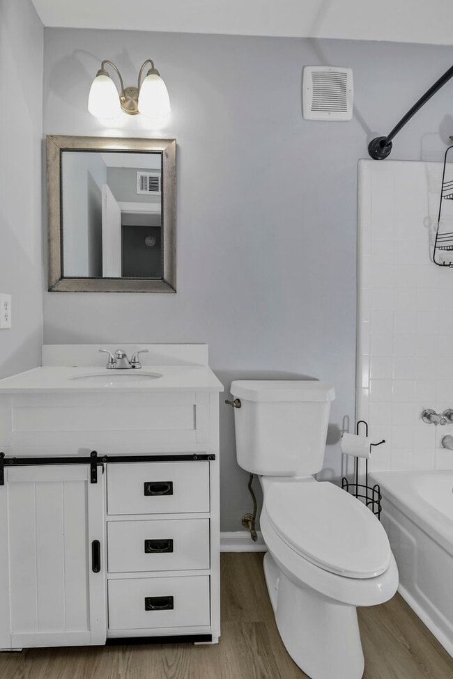 Building Photo - Walkable Downtown Lexington Living in Shadow Moss | Ground-Floor 2BR Retreat - Water sewer & tras...