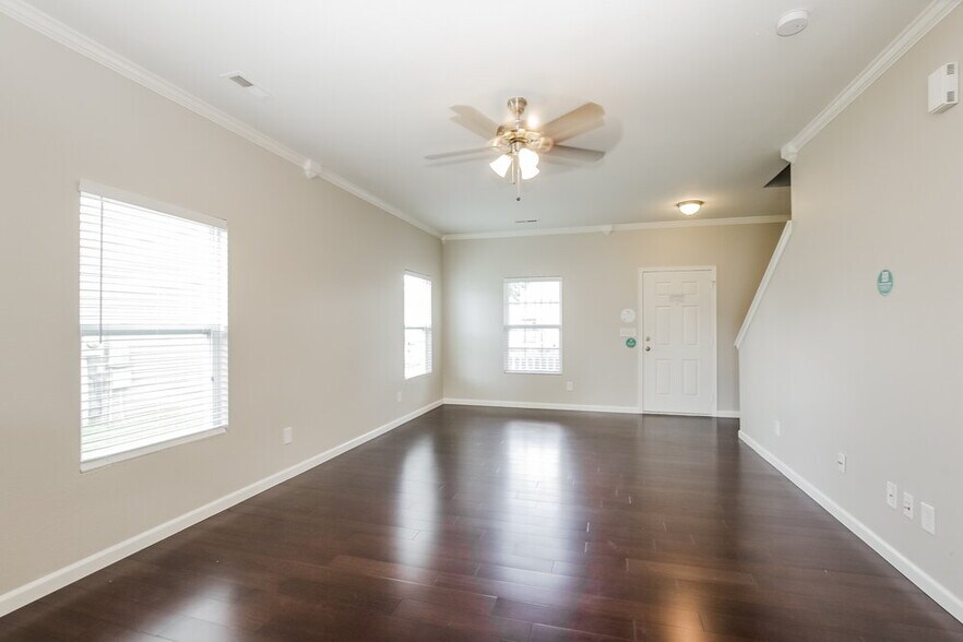 Building Photo - 910 Willow Wind Dr