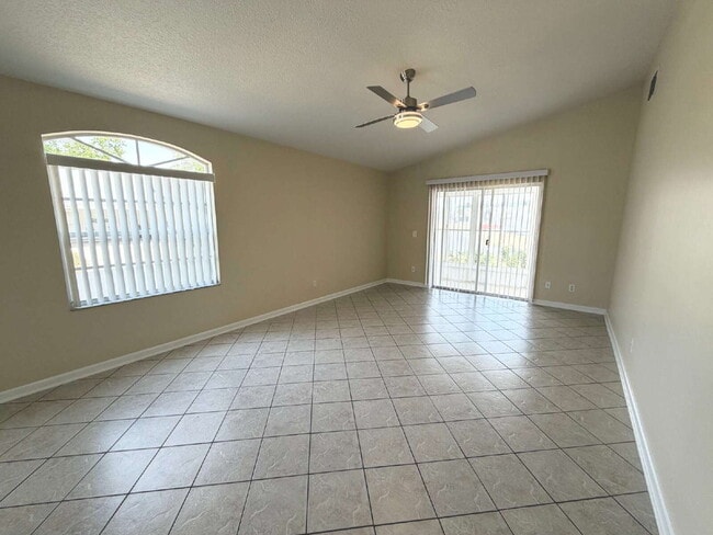 Building Photo - "Charming 2-Bed, 2-Bath Villa Retreat in New Port Richey!"