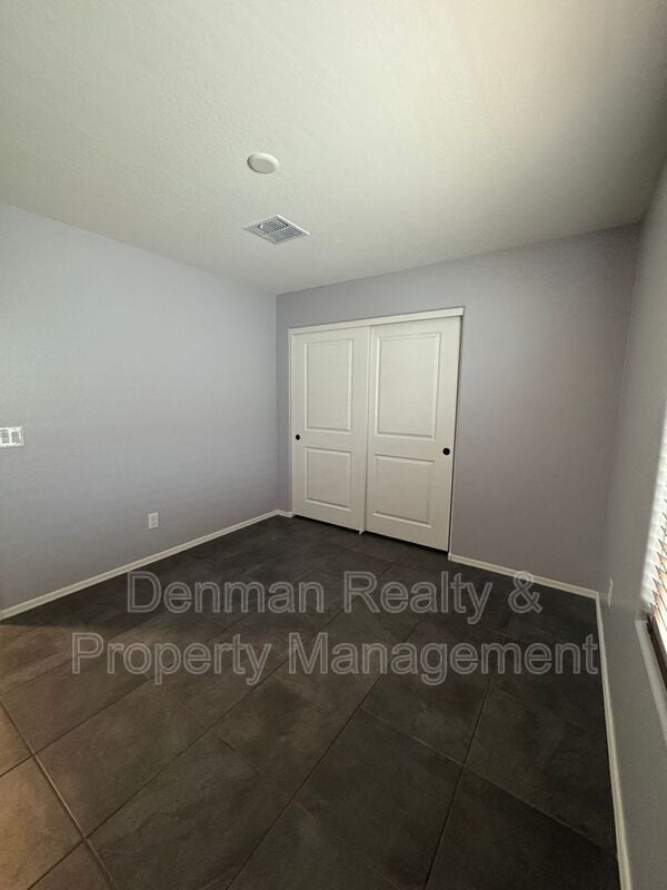 Building Photo - 1633 W Pinkley Ct