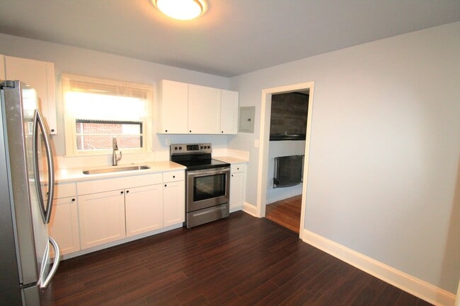 Building Photo - 2 bedroom Ranch with Fenced in Back Yard!!