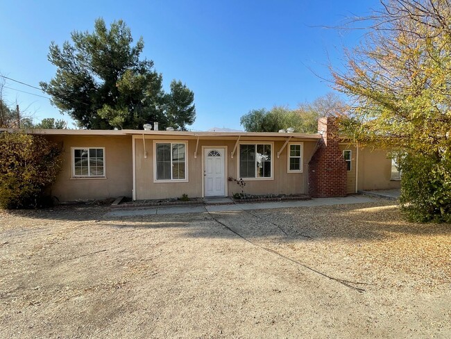 Building Photo - Spacious 4 bedroom