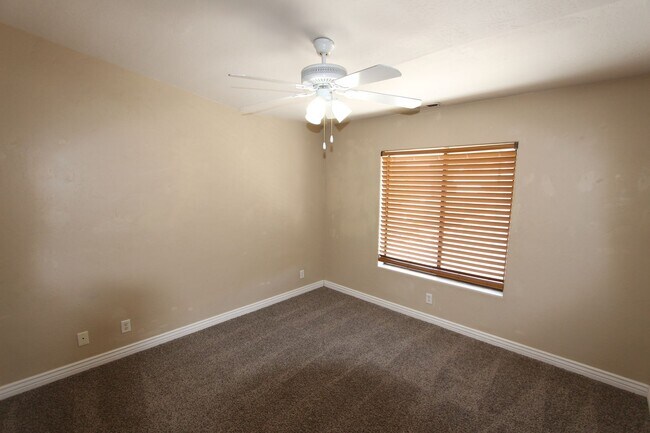 Building Photo - 1535 E Payton Wy