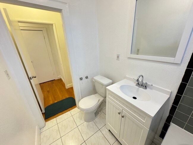 Building Photo - 1960 Argyle Ave