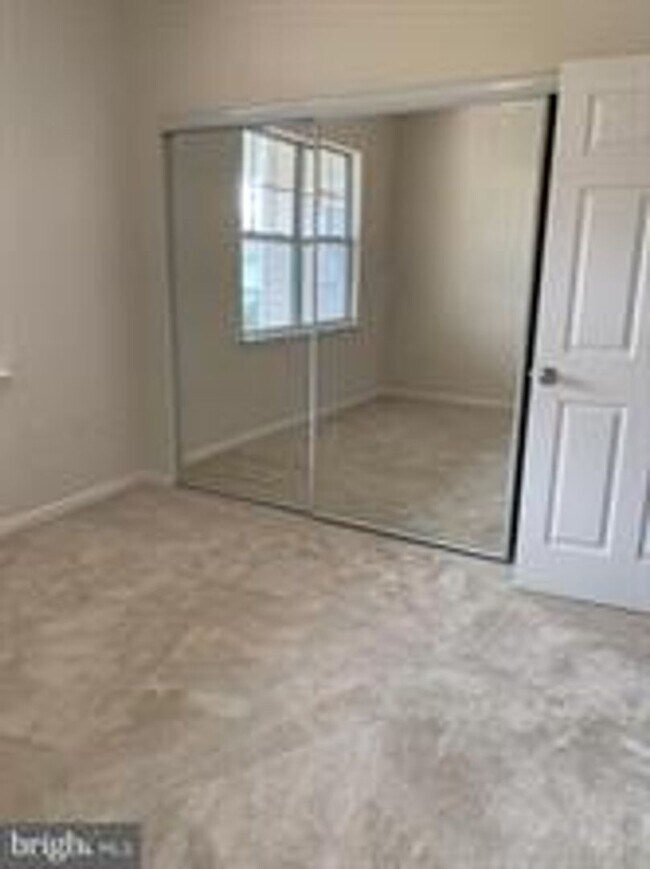 Building Photo - LOVELY TOP LEVEL CONDO IN GERMANTOWN