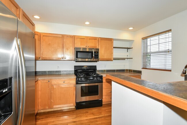 Building Photo - 3BR/3.5BA Craftsman Townhome w/ 2-Car Garage in Prime Seattle Location