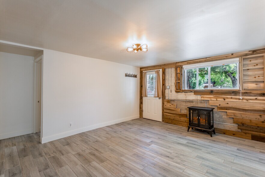 Building Photo - 1585 Hillside Dr