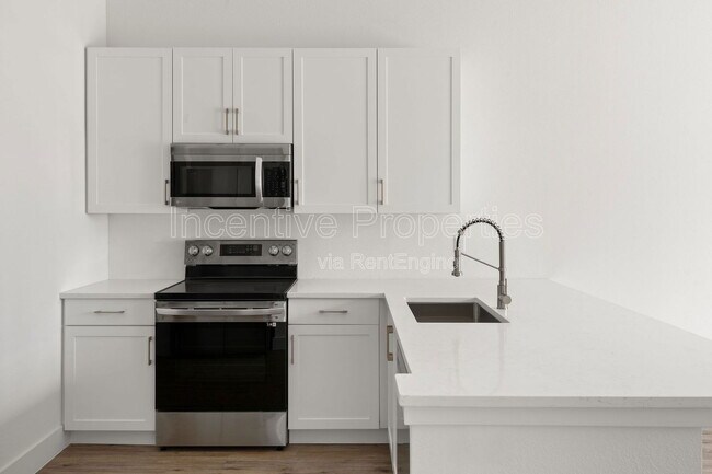 Building Photo - 454 Goodall Ave