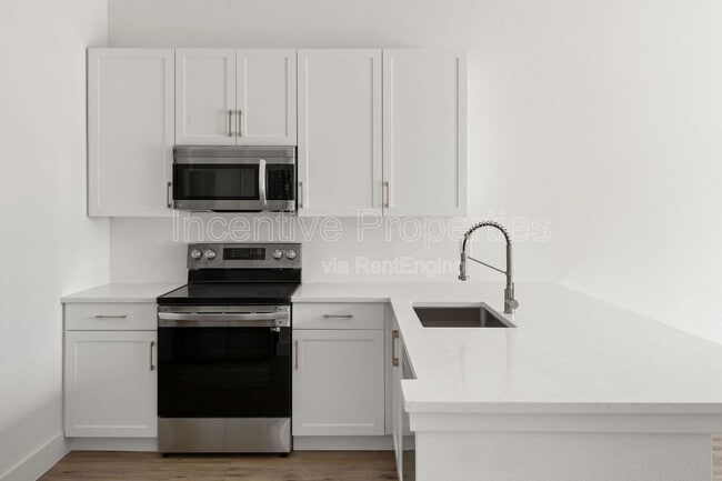 Building Photo - 550 S Grandview Ave