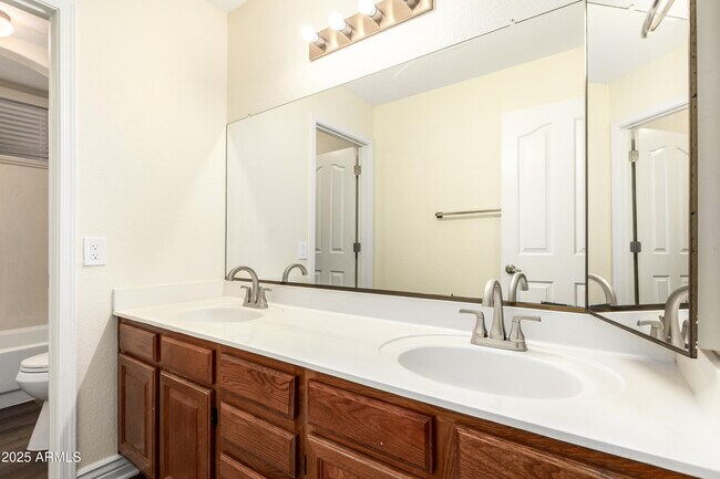 Building Photo - 1517 W Islandia Dr