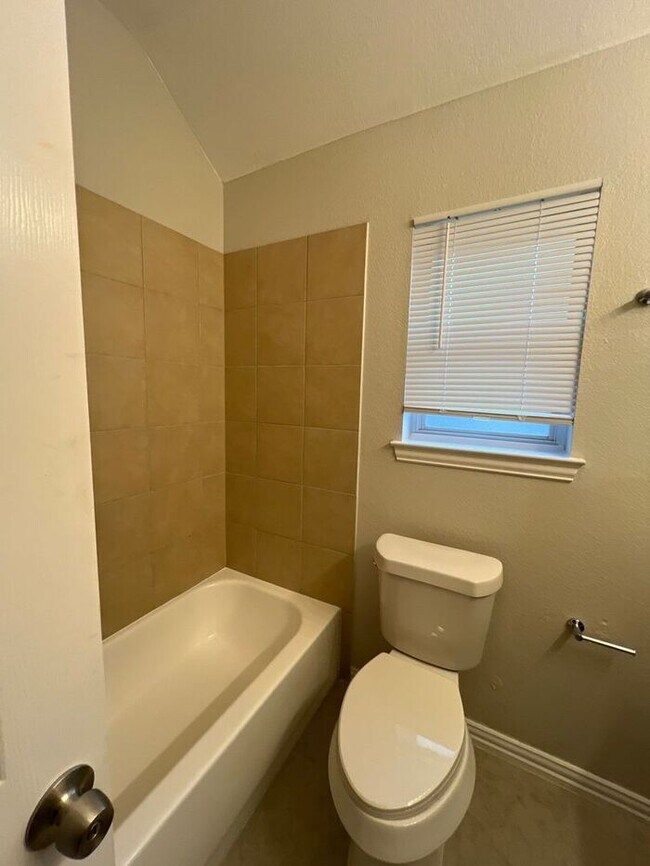 Building Photo - **Modern 3BR/2.5BA Home with Garage & Spac...