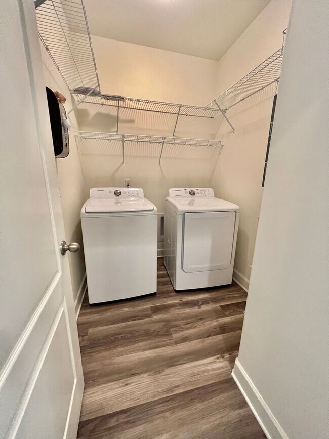 Building Photo - Single Level 3 Bed, 2 Bath Home with 2 Car Garage & Fenced Backyard