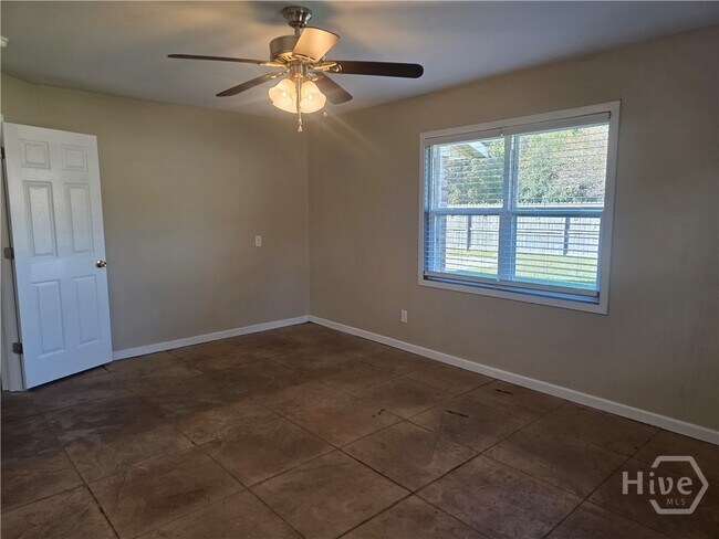 Building Photo - 310 W 5th St