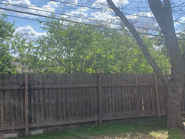 Building Photo - 330 Redcliff Dr