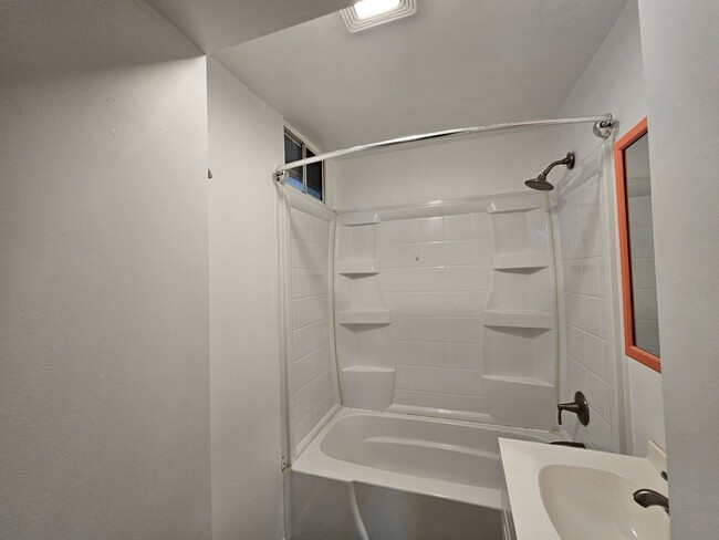 Building Photo - 2 bedroom Cozy Bungalow in Etna!