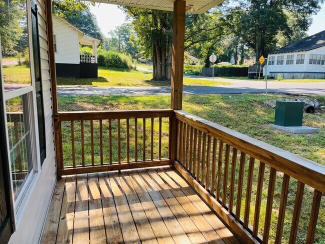 Building Photo - Beautifully renovated, 2 bed, 2 full bath,...