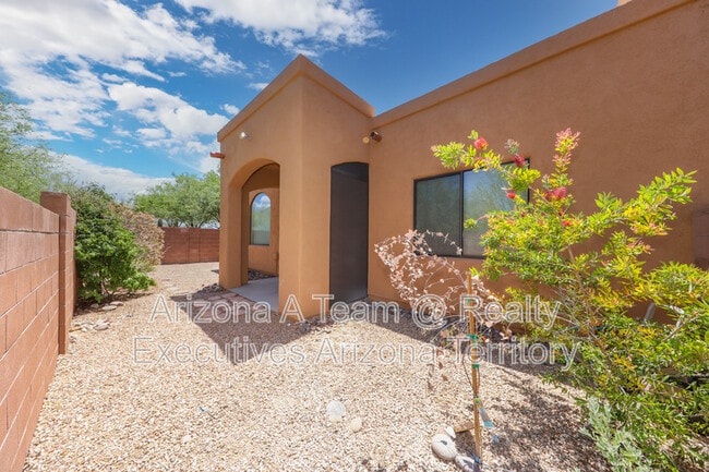 Building Photo - 665 E Weckl Pl