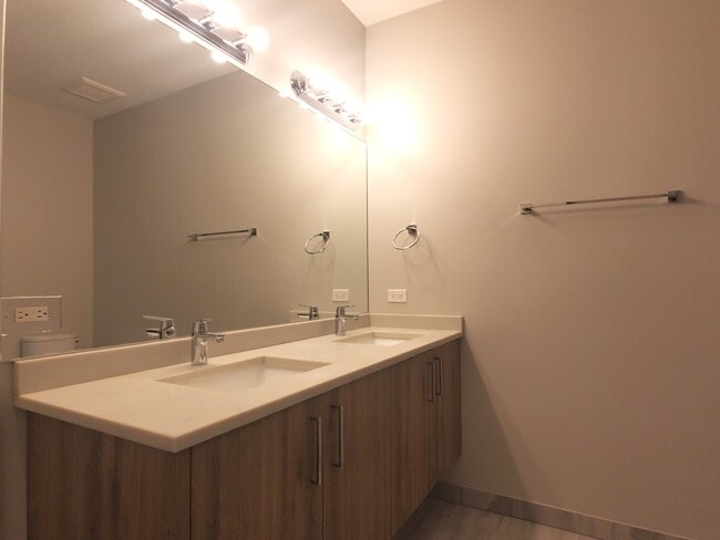 Building Photo - 1023 N Ashland Ave