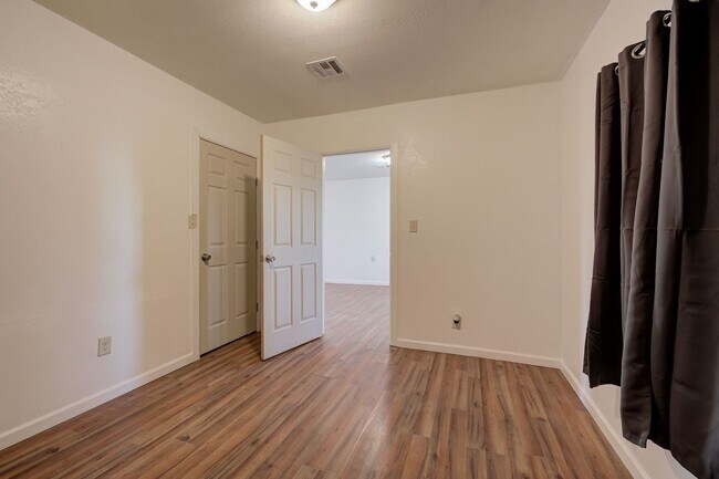 Building Photo - Cute 2BD/1BTH Home in the Heart of OKC Near OU Medical Center