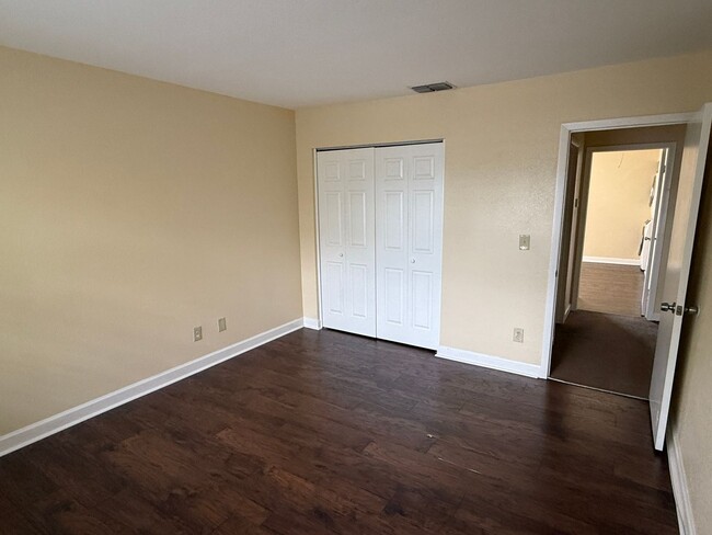 Building Photo - 2/1.5 Townhome located in Tampa with Priva...