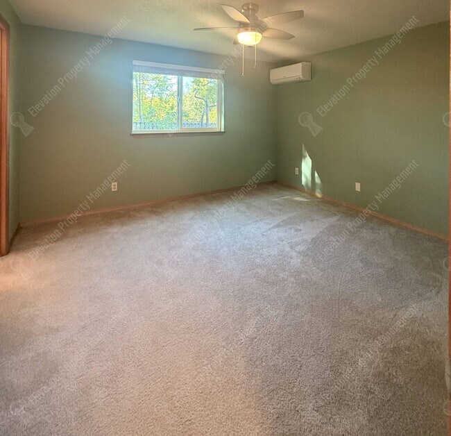 Building Photo - Single-Level Living in a Prime NE Bend Location