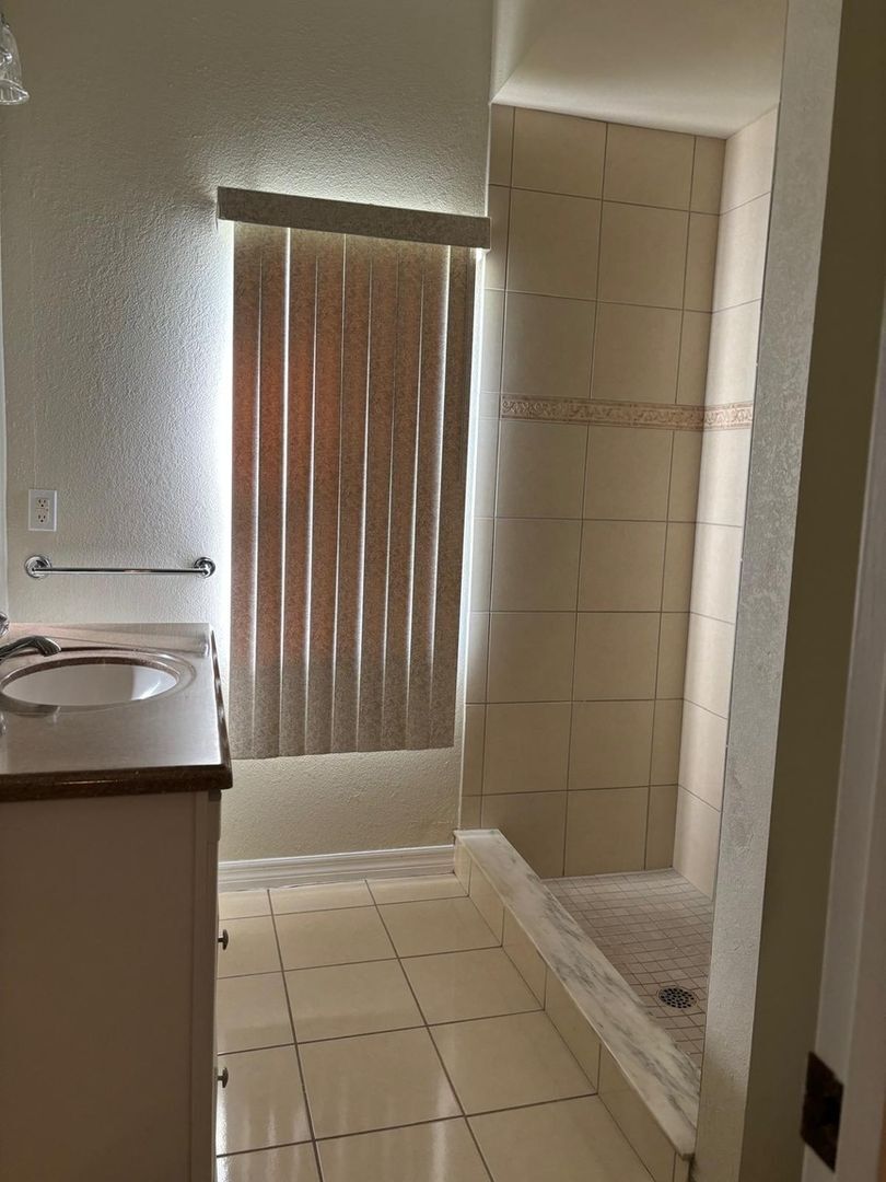 Building Photo - 616 Valencia Ct