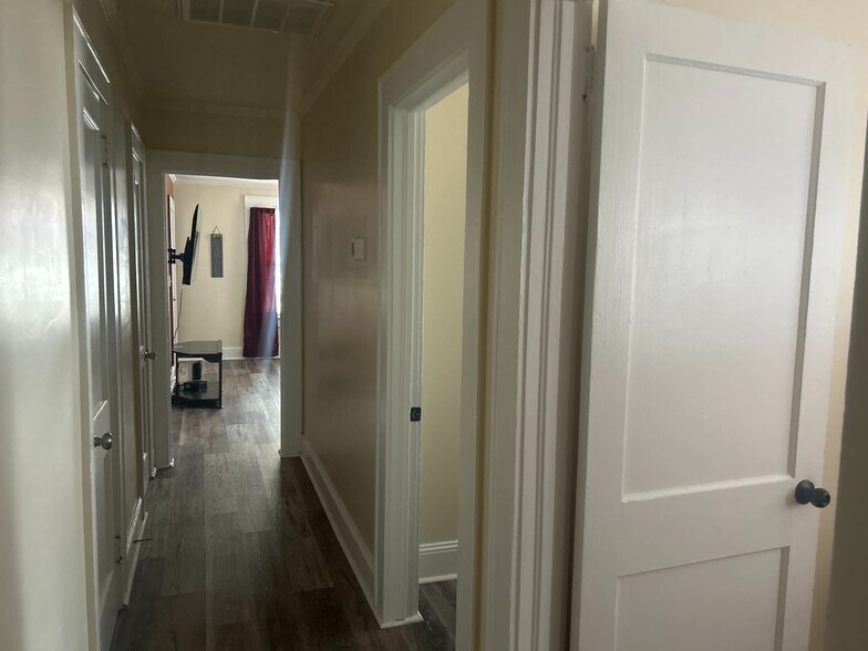 Building Photo - Room in Apartment on Kerr St NW