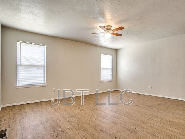 Building Photo - 2132 Andover Ct