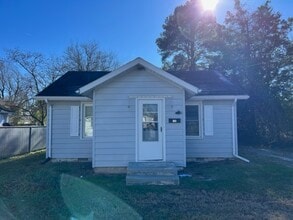 Building Photo - 906 Johnson St