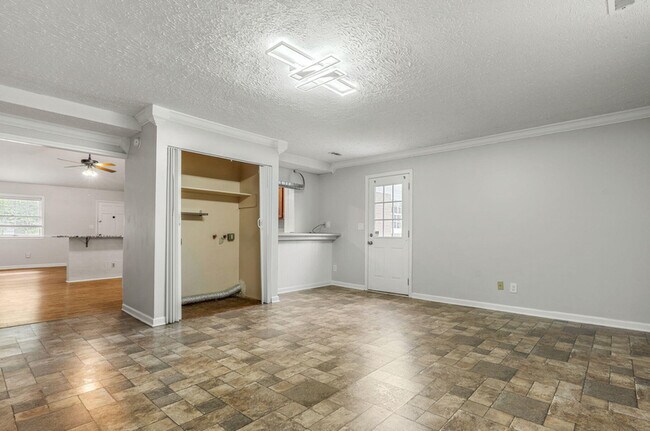 Building Photo - 2404 Silverbrook Ave