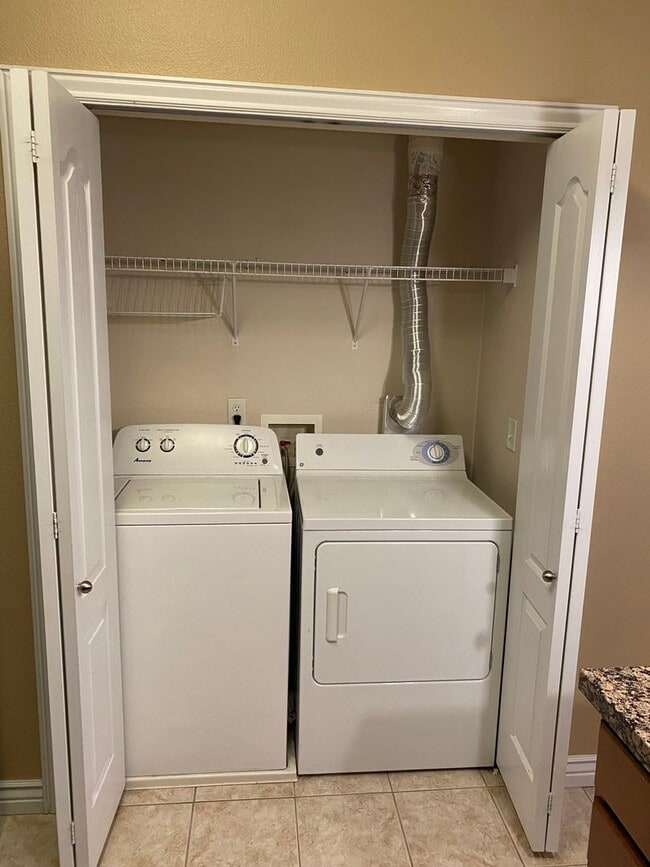 Building Photo - Great 2 Bed 2 Bath Unit in Millcreek!!!