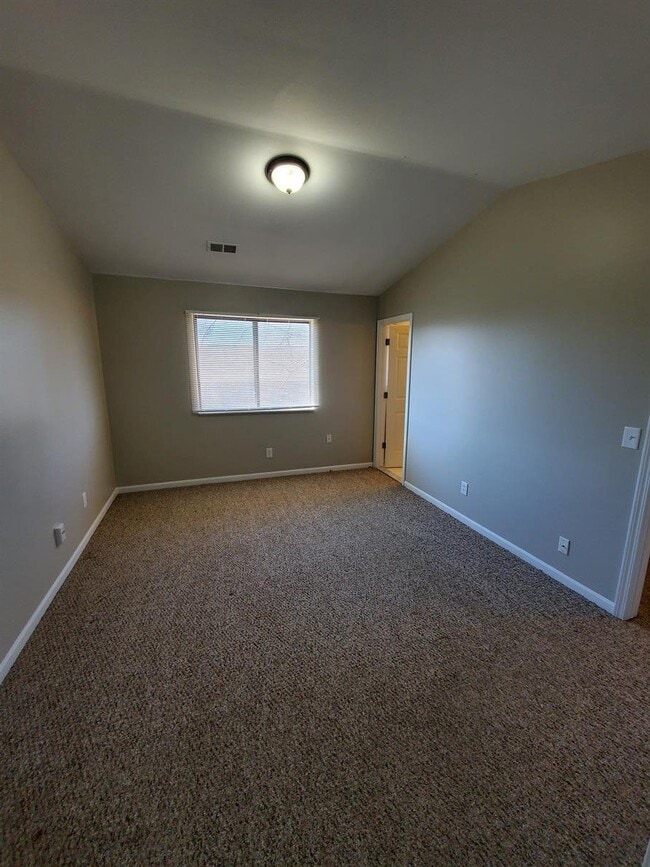 Building Photo - 2 Bedroom, 2 Bathroom Spacious Upper-Level Condo with Vaulted Ceilings & Private Primary Suite. N...