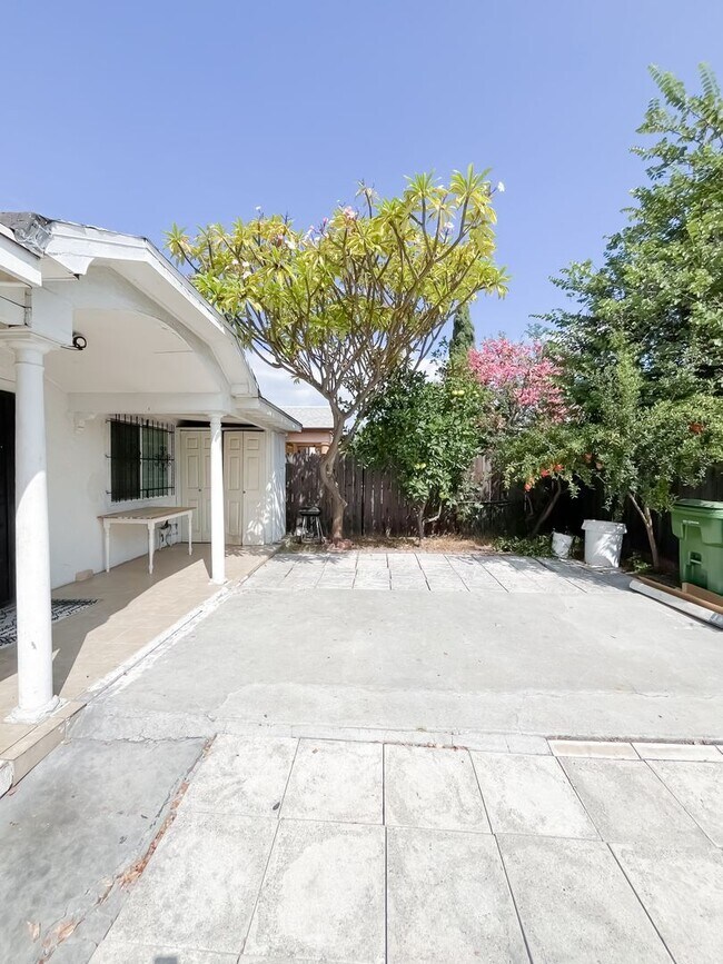 Building Photo - 807 Wilton Pl