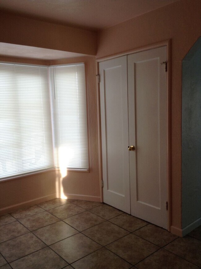 Building Photo - Cute Duplex front unit available