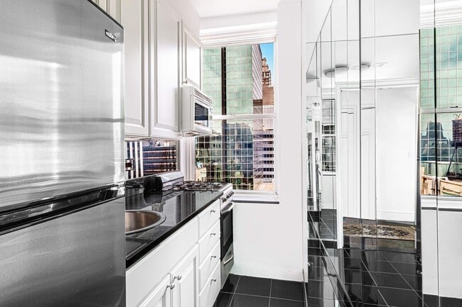 Building Photo - 781 5th Ave