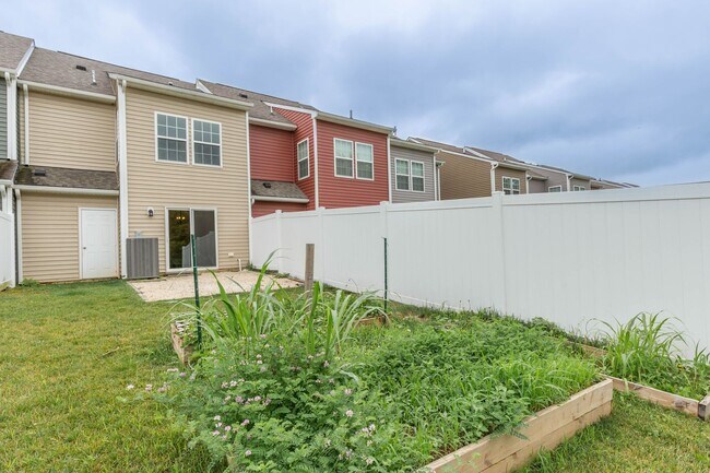 Building Photo - 3 Bed, 2.5 Bath, Townhome in Ranson, WV