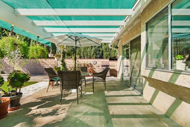 Building Photo - Wonderful Single Story Home with Great Yard in Santa Clarita!