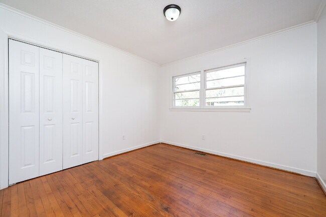 Building Photo - 2 Bed / 1 Bath Bottom Unit Duplex Convenient Spartanburg Location with Modern Features $1000/mo rent