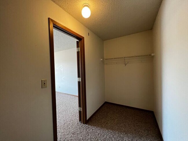 Building Photo - $1,800 | 3 Bedroom, 2 Bathroom Apartment |...