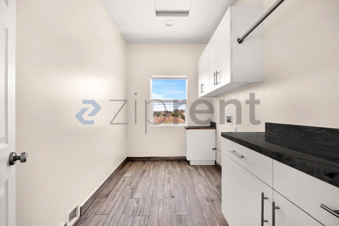 Building Photo - Unit