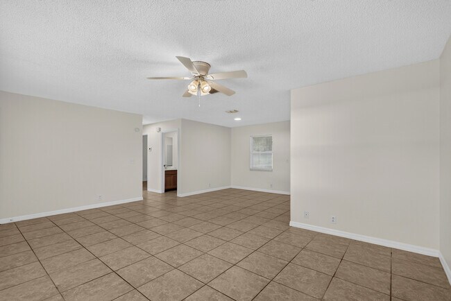 Building Photo - 308 Fern St