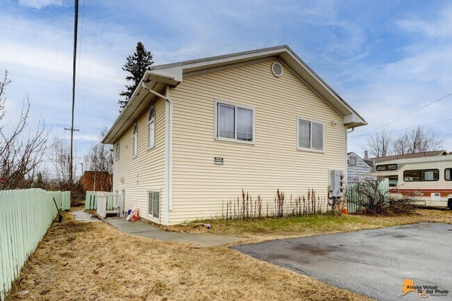 Building Photo - Fully Furnished 3BR Home | Utilities Included | Prime Downtown Location