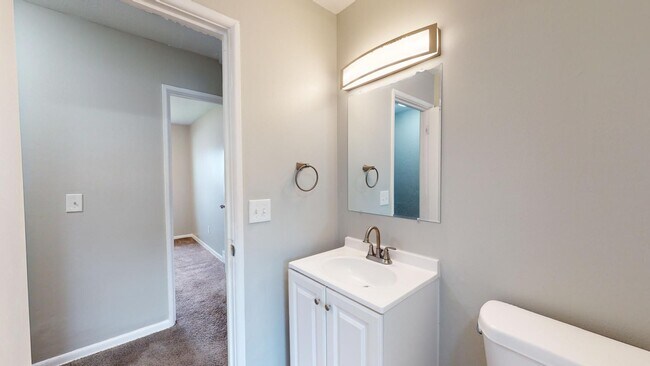 Building Photo - 3 Bedroom/1 bathroom renovated townhouse.