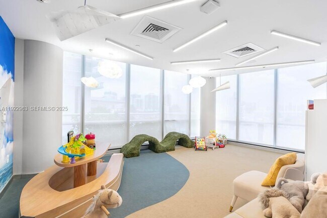 Building Photo - 17121 Collins Ave