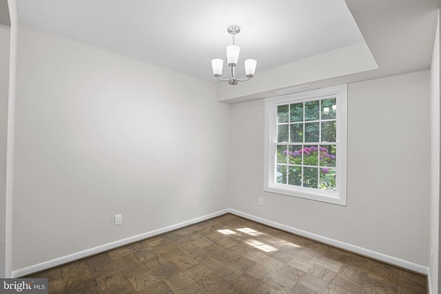 Building Photo - 3915 Lyndhurst Dr