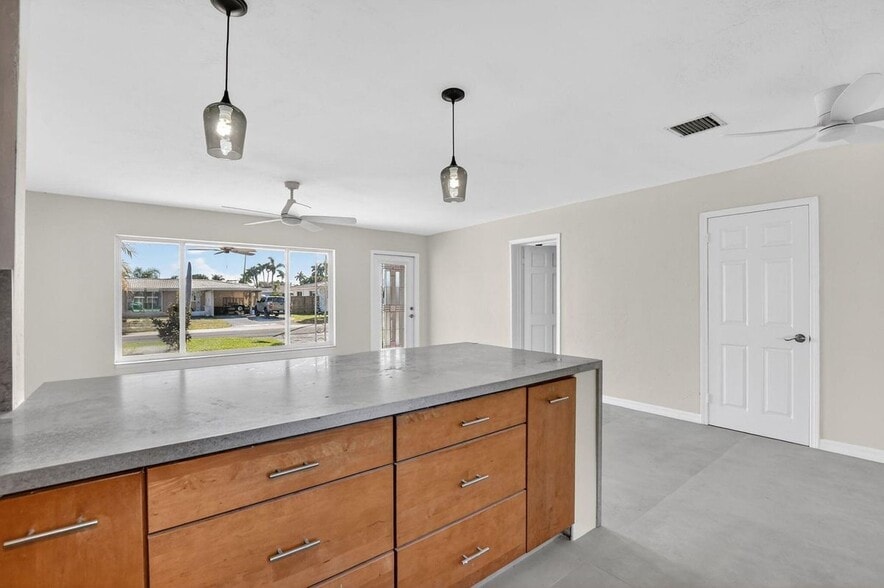 Building Photo - 467 NE 31st St