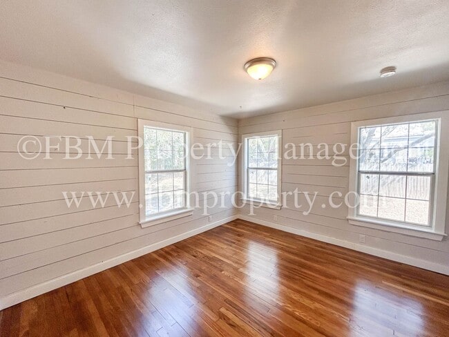 Building Photo - 608 W Lake St