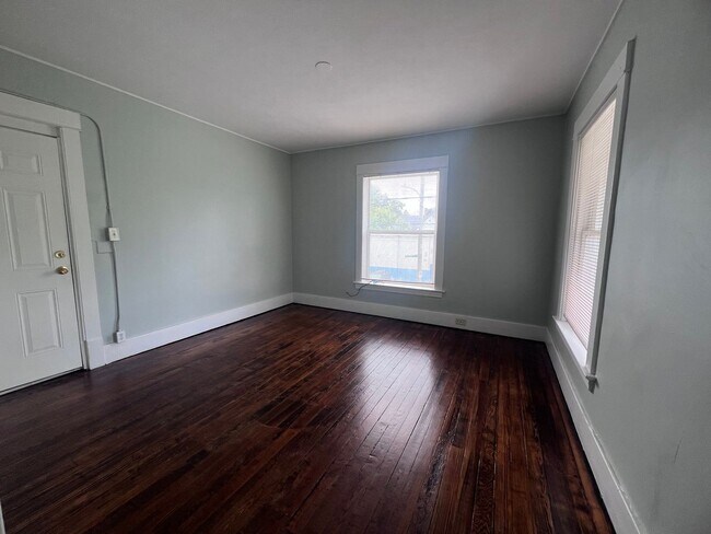 Building Photo - Upper One Bedroom - Close to Downtown Gran...