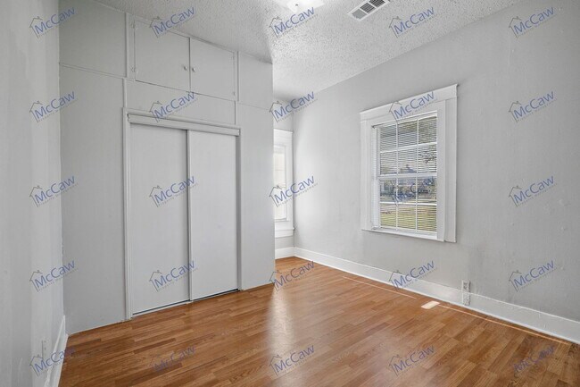 Building Photo - 419 N Grand Ave