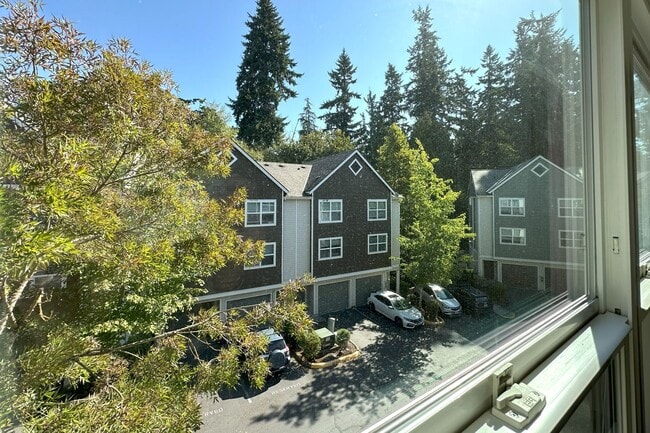 Building Photo - Lovely 2 bedroom Townhome in great Central...